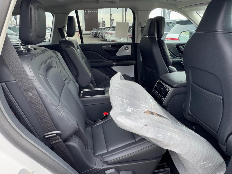 Lincoln Aviator Vehicle Full-screen Gallery Image 19