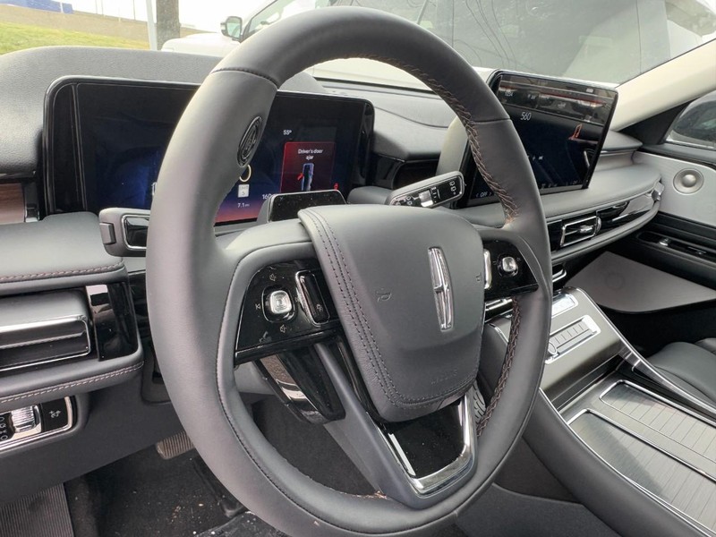 Lincoln Aviator Vehicle Full-screen Gallery Image 21