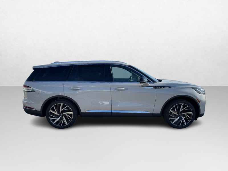 Lincoln Aviator Vehicle Full-screen Gallery Image 04