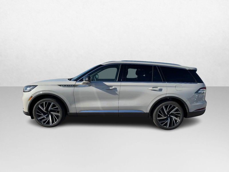 Lincoln Aviator Vehicle Full-screen Gallery Image 08
