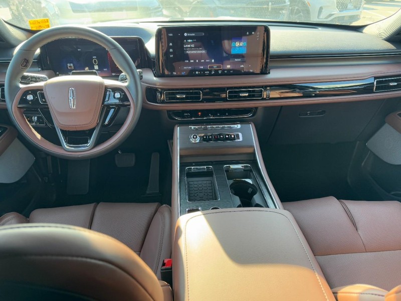 Lincoln Aviator Vehicle Full-screen Gallery Image 09