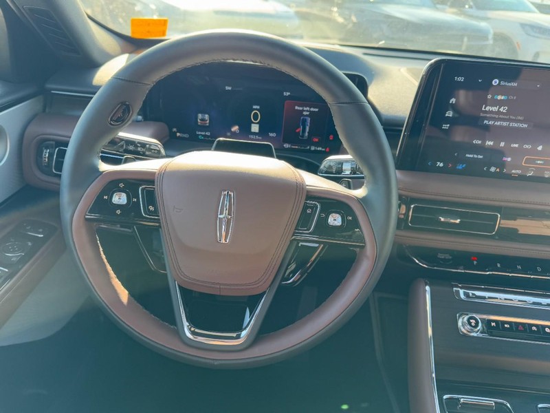 Lincoln Aviator Vehicle Full-screen Gallery Image 10