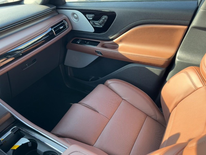 Lincoln Aviator Vehicle Full-screen Gallery Image 11