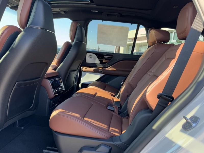Lincoln Aviator Vehicle Full-screen Gallery Image 12