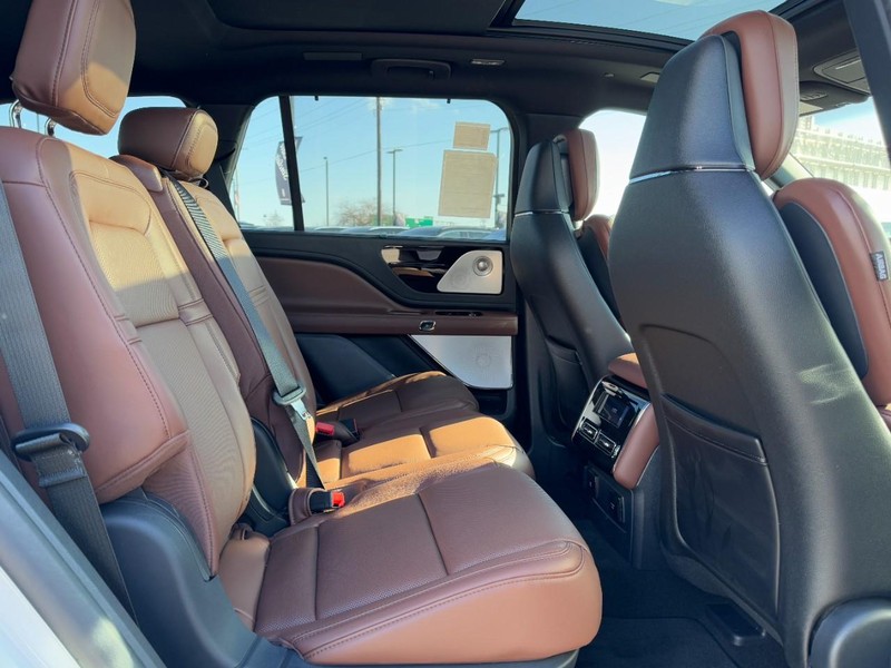 Lincoln Aviator Vehicle Full-screen Gallery Image 13