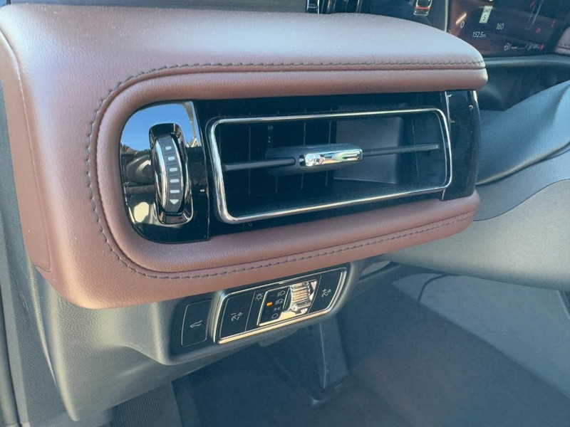 Lincoln Aviator Vehicle Full-screen Gallery Image 14
