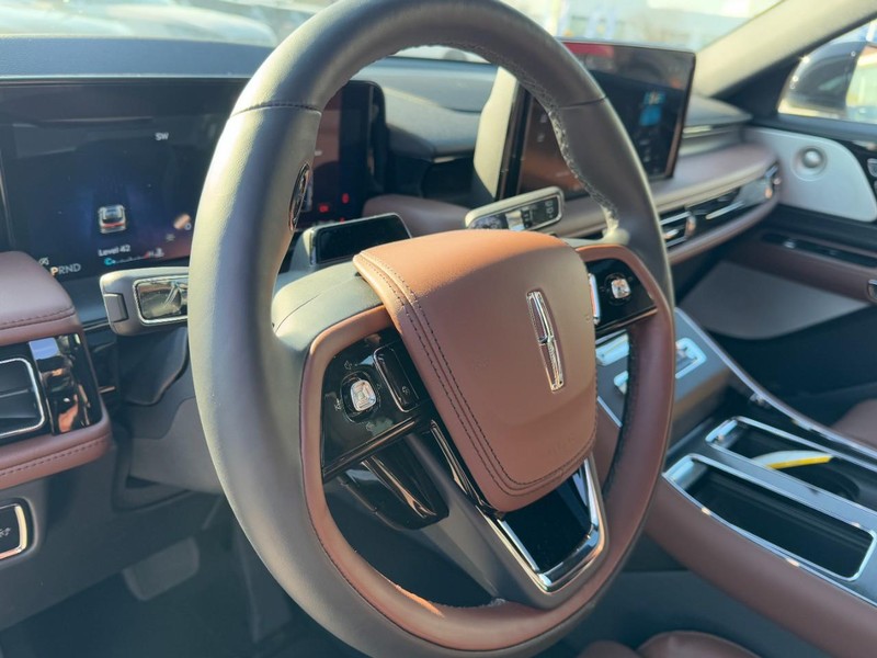 Lincoln Aviator Vehicle Full-screen Gallery Image 15