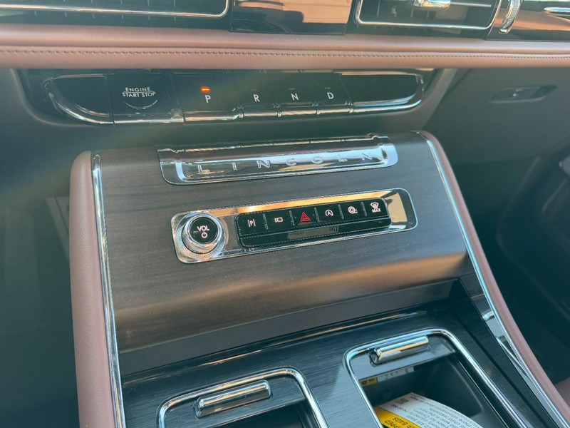 Lincoln Aviator Vehicle Full-screen Gallery Image 17