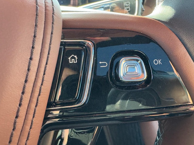 Lincoln Aviator Vehicle Full-screen Gallery Image 19