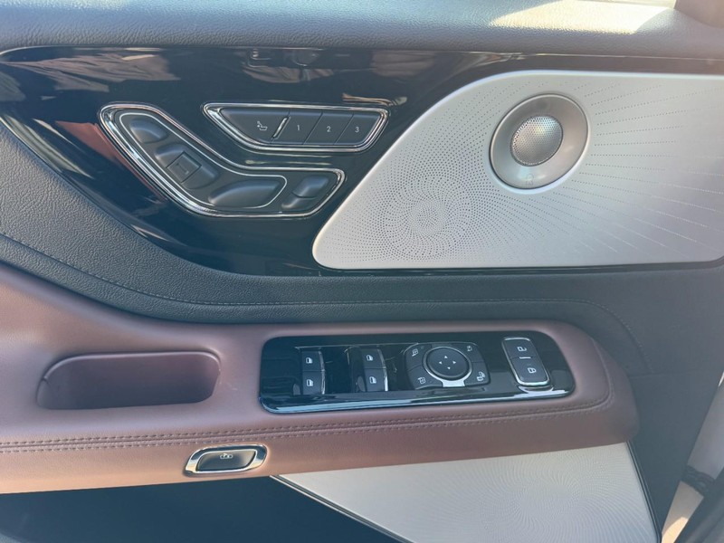 Lincoln Aviator Vehicle Full-screen Gallery Image 25