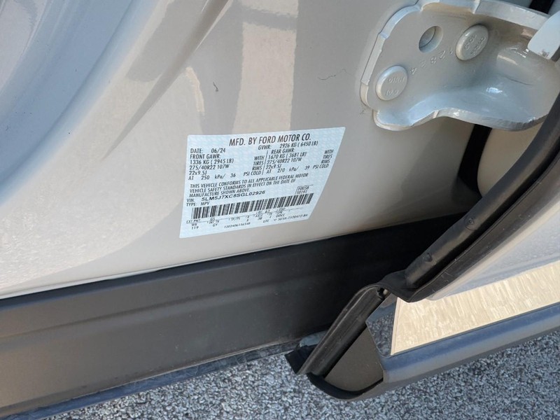 Lincoln Aviator Vehicle Full-screen Gallery Image 28
