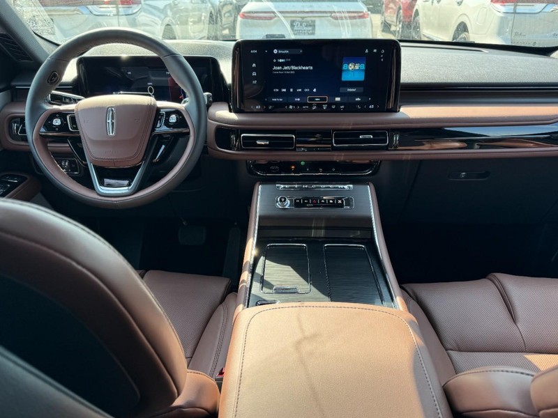 Lincoln Aviator Vehicle Full-screen Gallery Image 09