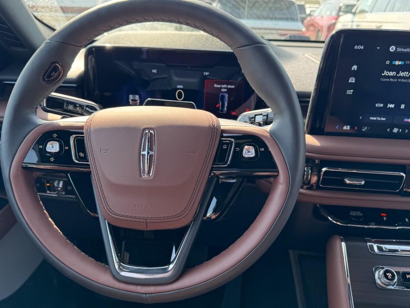 Lincoln Aviator Vehicle Full-screen Gallery Image 10