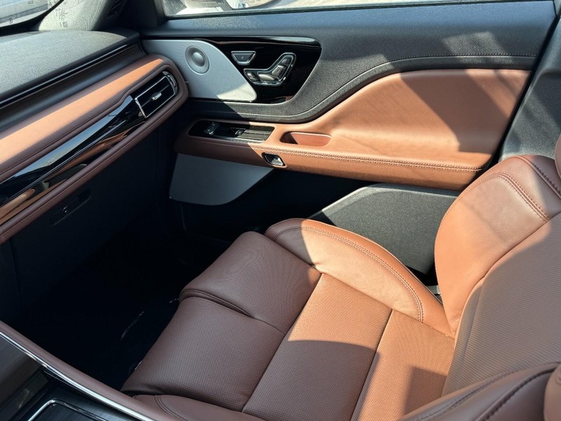 Lincoln Aviator Vehicle Full-screen Gallery Image 11