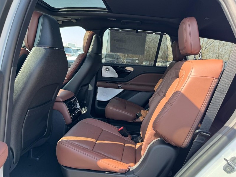 Lincoln Aviator Vehicle Full-screen Gallery Image 12