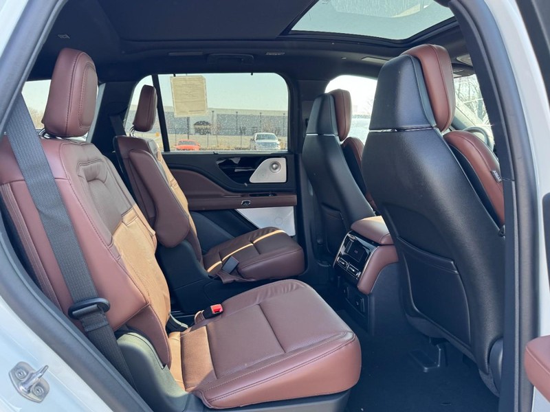 Lincoln Aviator Vehicle Full-screen Gallery Image 13