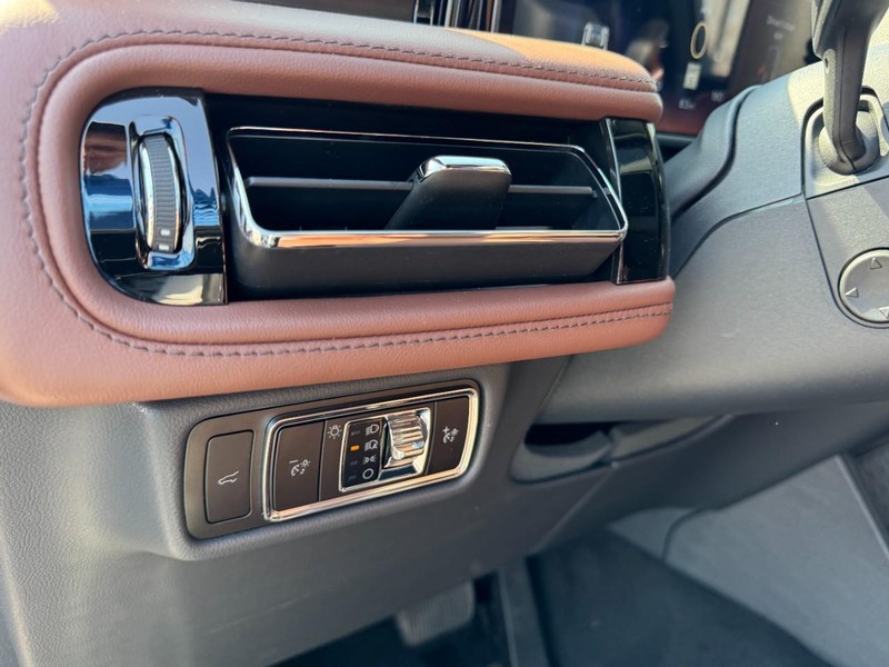 Lincoln Aviator Vehicle Full-screen Gallery Image 14