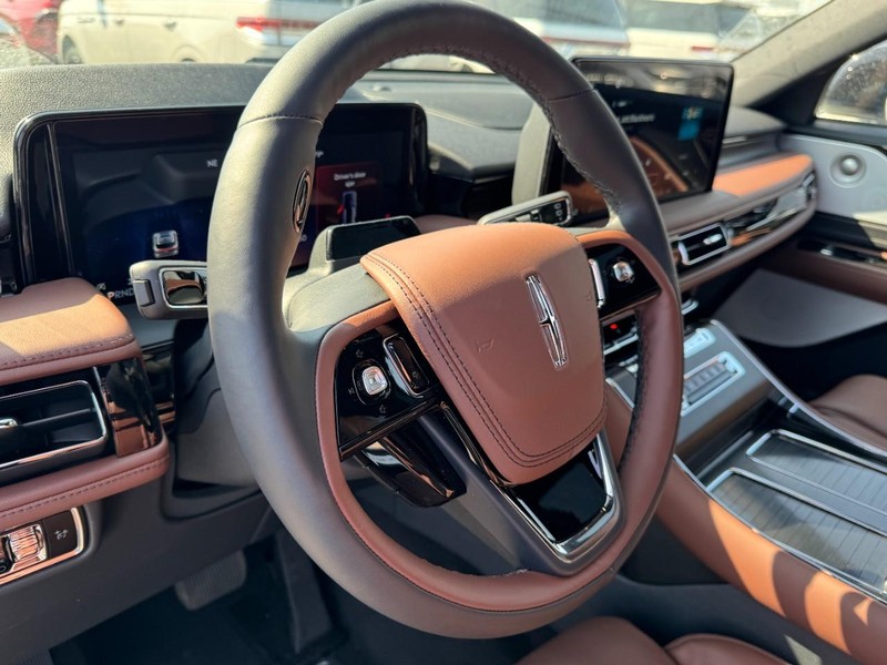 Lincoln Aviator Vehicle Full-screen Gallery Image 15