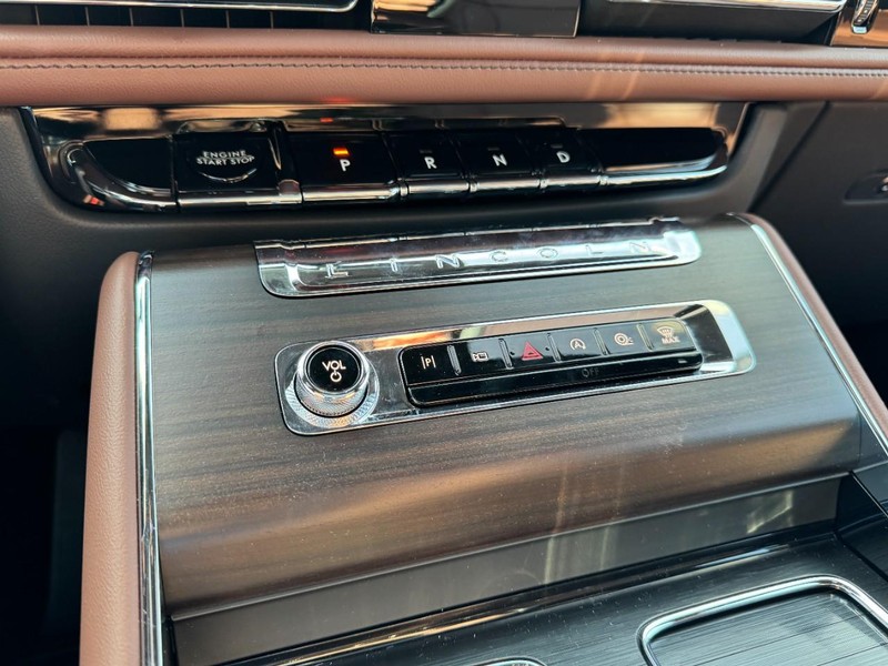 Lincoln Aviator Vehicle Full-screen Gallery Image 18