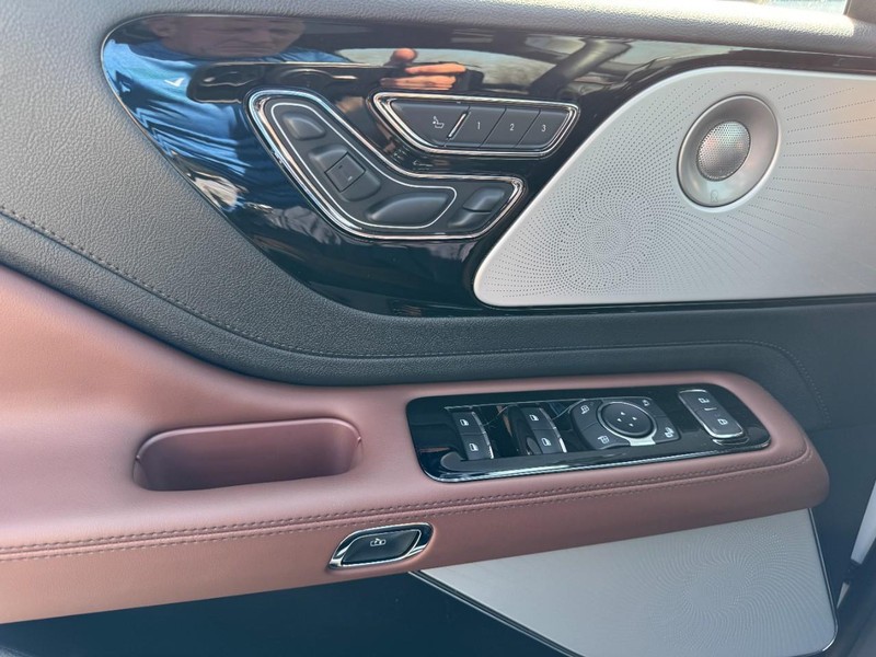 Lincoln Aviator Vehicle Full-screen Gallery Image 23