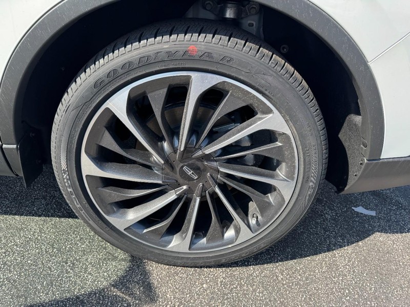 Lincoln Aviator Vehicle Full-screen Gallery Image 25