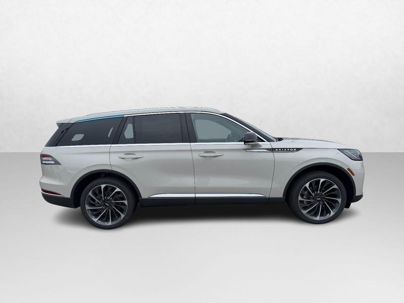 Lincoln Aviator Vehicle Full-screen Gallery Image 04