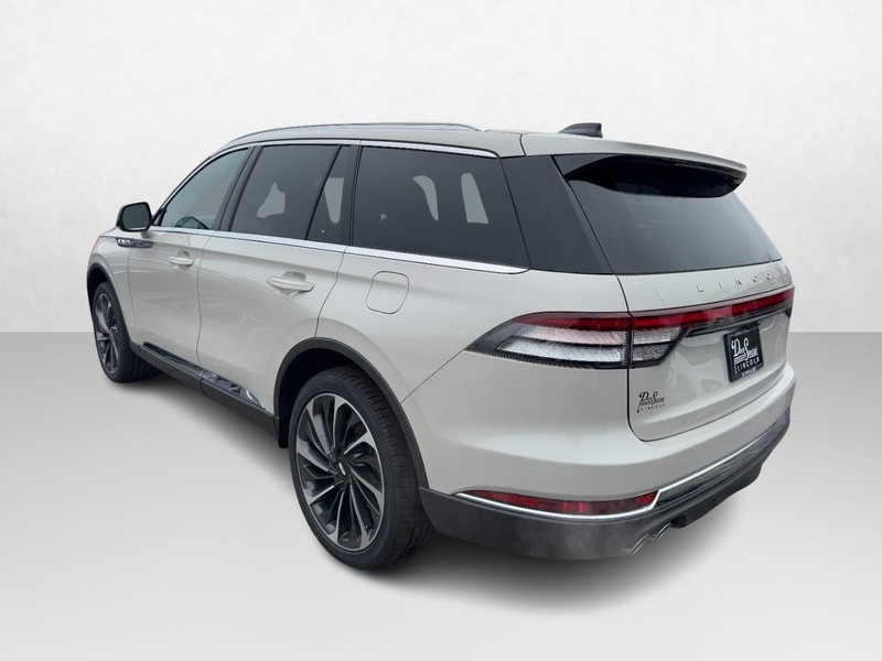 Lincoln Aviator Vehicle Full-screen Gallery Image 07