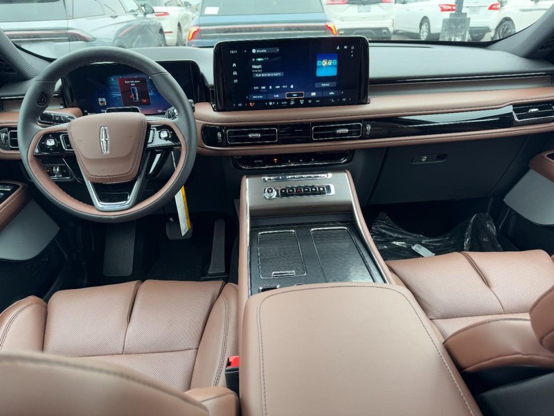 Lincoln Aviator Vehicle Full-screen Gallery Image 09
