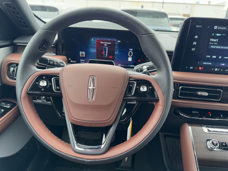 Lincoln Aviator Vehicle Full-screen Gallery Image 10