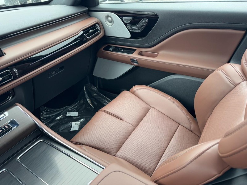 Lincoln Aviator Vehicle Full-screen Gallery Image 11