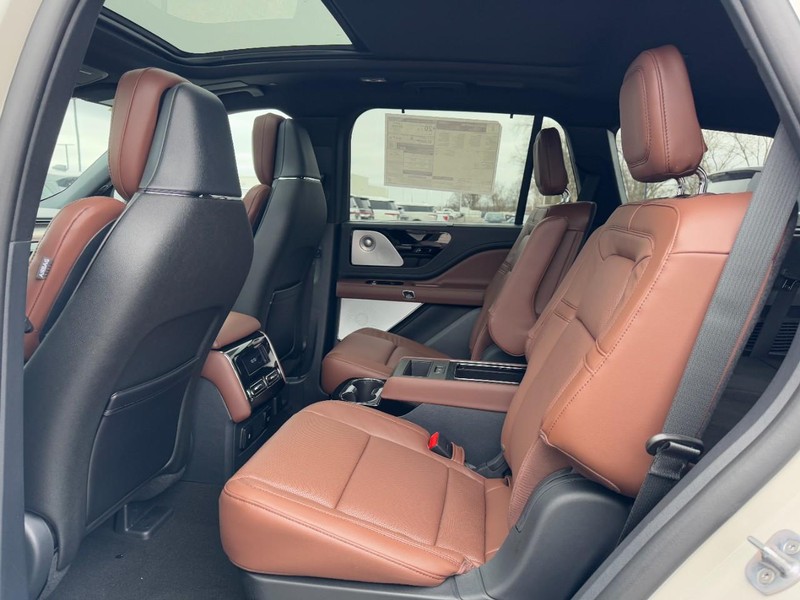 Lincoln Aviator Vehicle Full-screen Gallery Image 12