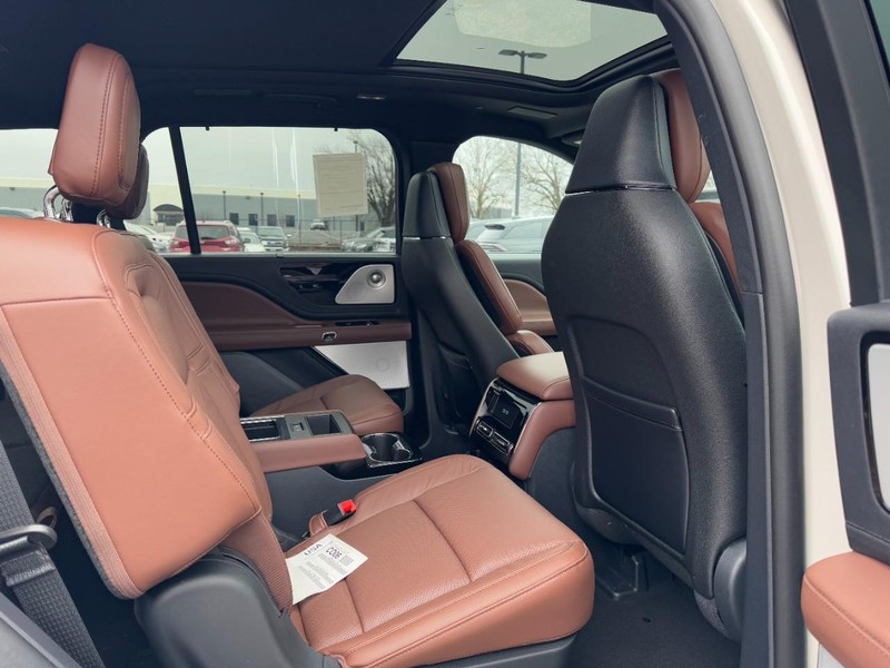 Lincoln Aviator Vehicle Full-screen Gallery Image 13