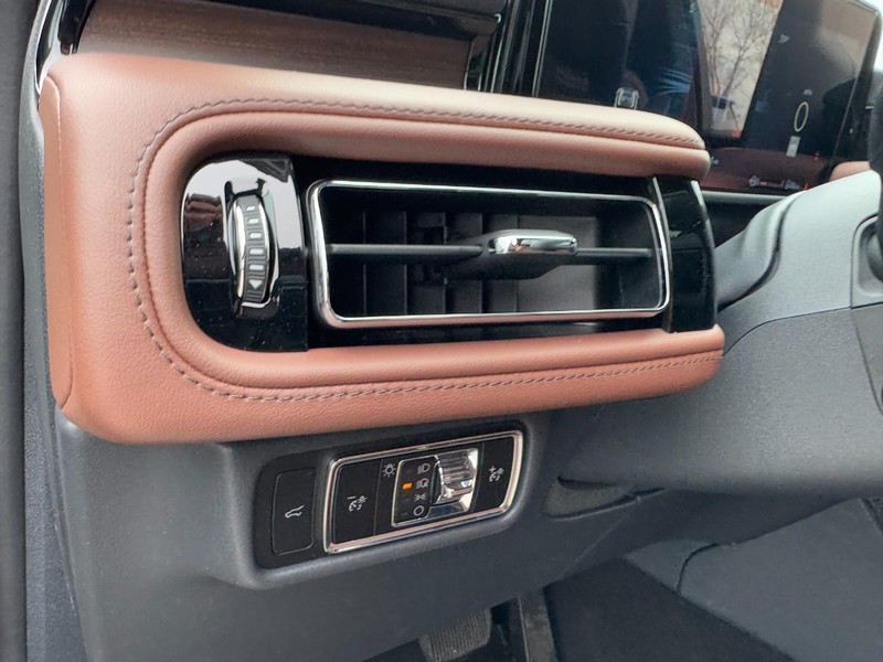 Lincoln Aviator Vehicle Full-screen Gallery Image 14