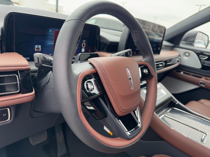 Lincoln Aviator Vehicle Full-screen Gallery Image 15