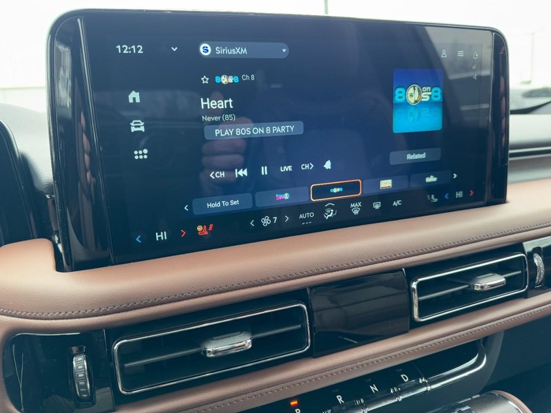Lincoln Aviator Vehicle Full-screen Gallery Image 16