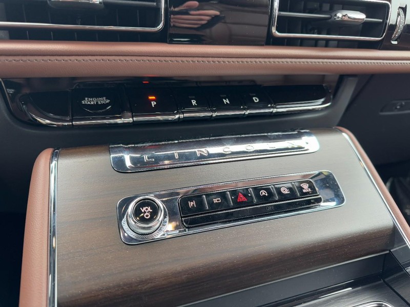 Lincoln Aviator Vehicle Full-screen Gallery Image 17