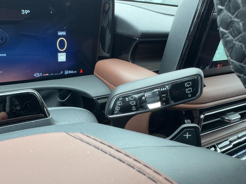 Lincoln Aviator Vehicle Full-screen Gallery Image 21