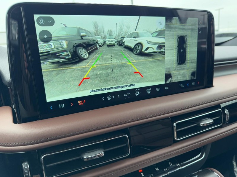 Lincoln Aviator Vehicle Full-screen Gallery Image 24