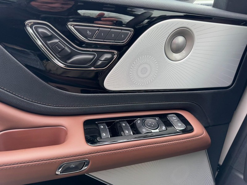 Lincoln Aviator Vehicle Full-screen Gallery Image 25