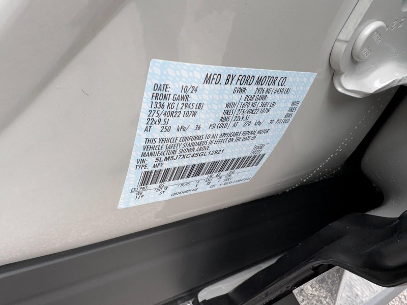 Lincoln Aviator Vehicle Full-screen Gallery Image 28