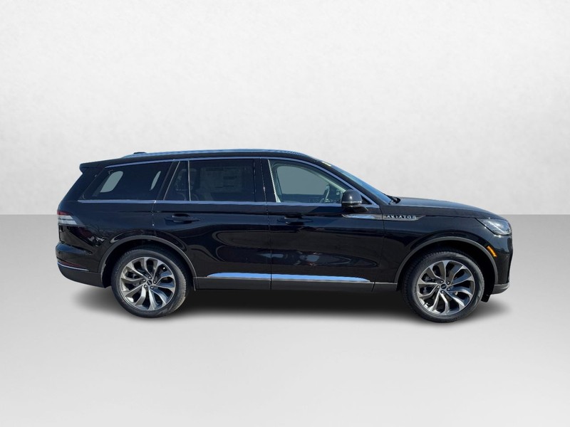 Lincoln Aviator Vehicle Full-screen Gallery Image 04