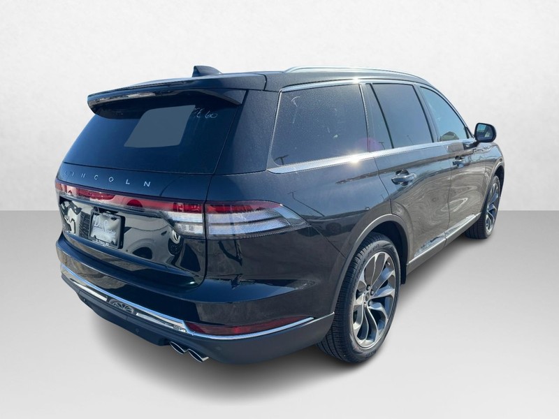 Lincoln Aviator Vehicle Full-screen Gallery Image 05