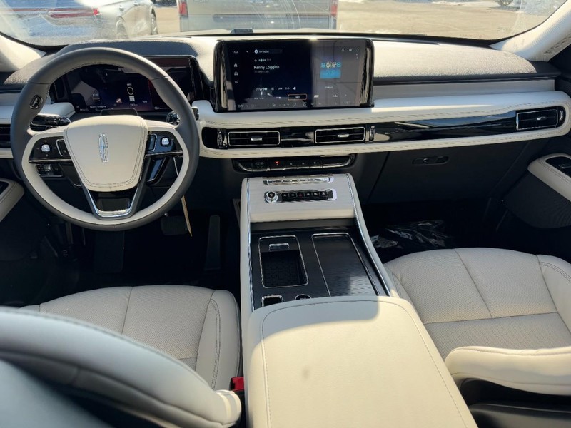 Lincoln Aviator Vehicle Full-screen Gallery Image 09