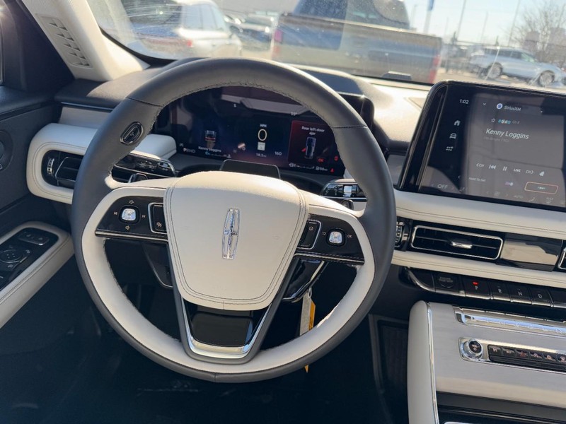 Lincoln Aviator Vehicle Full-screen Gallery Image 10