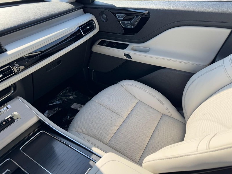 Lincoln Aviator Vehicle Full-screen Gallery Image 11