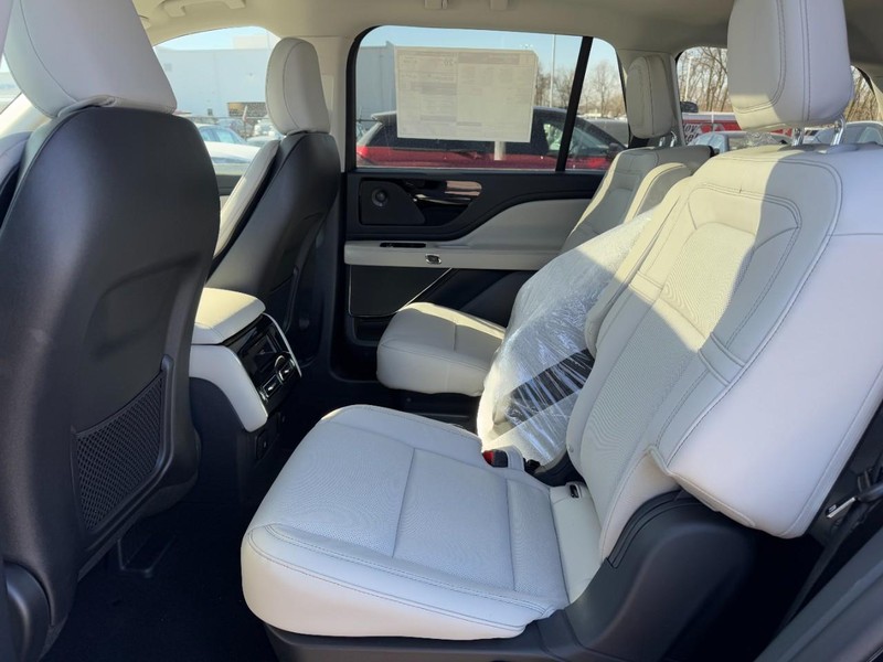 Lincoln Aviator Vehicle Full-screen Gallery Image 12