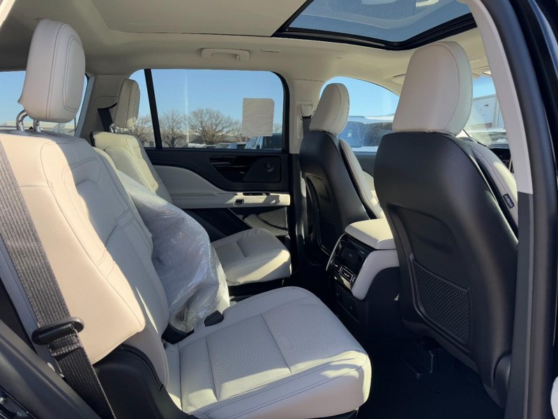 Lincoln Aviator Vehicle Full-screen Gallery Image 13