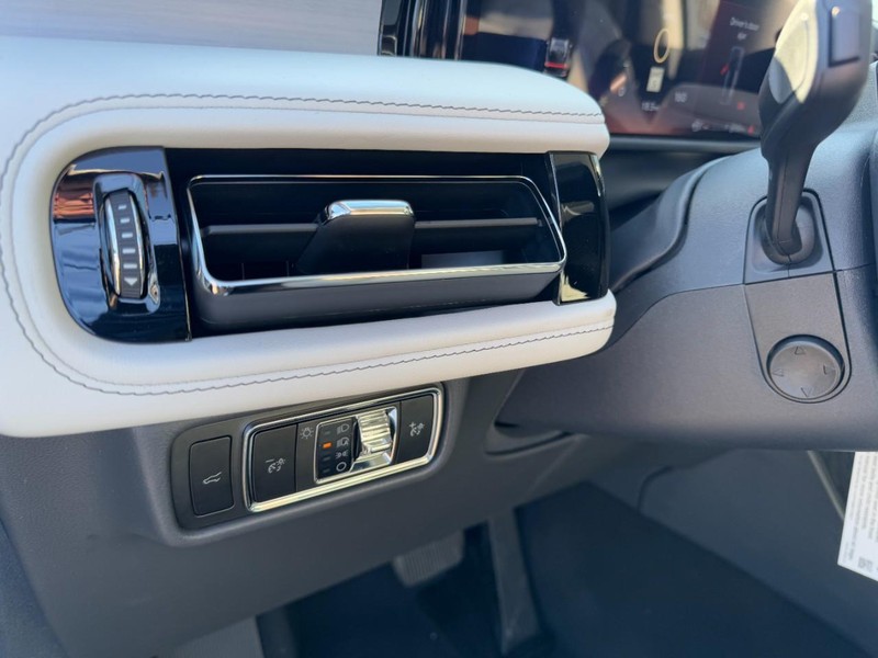 Lincoln Aviator Vehicle Full-screen Gallery Image 14