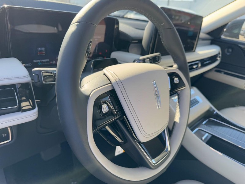 Lincoln Aviator Vehicle Full-screen Gallery Image 15