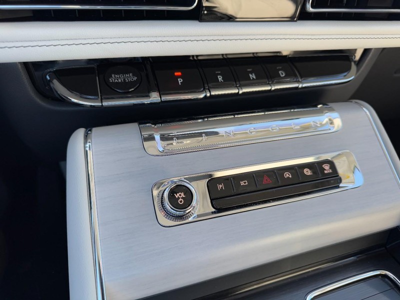 Lincoln Aviator Vehicle Full-screen Gallery Image 17